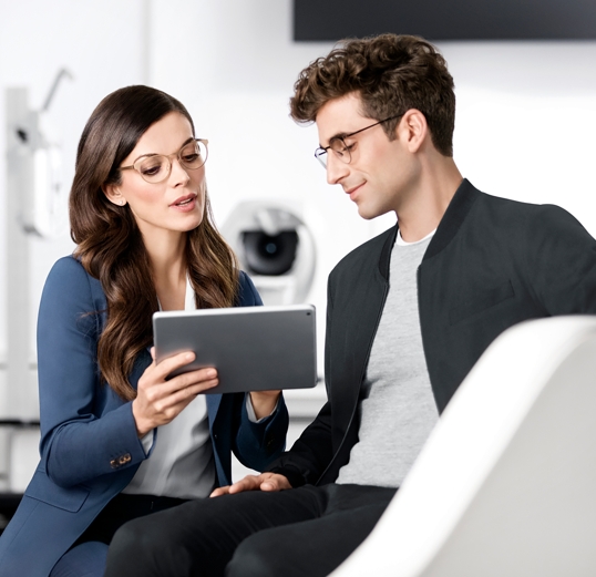 นักทัศนมาตรอธิบายผลตรวจกับคนไข้