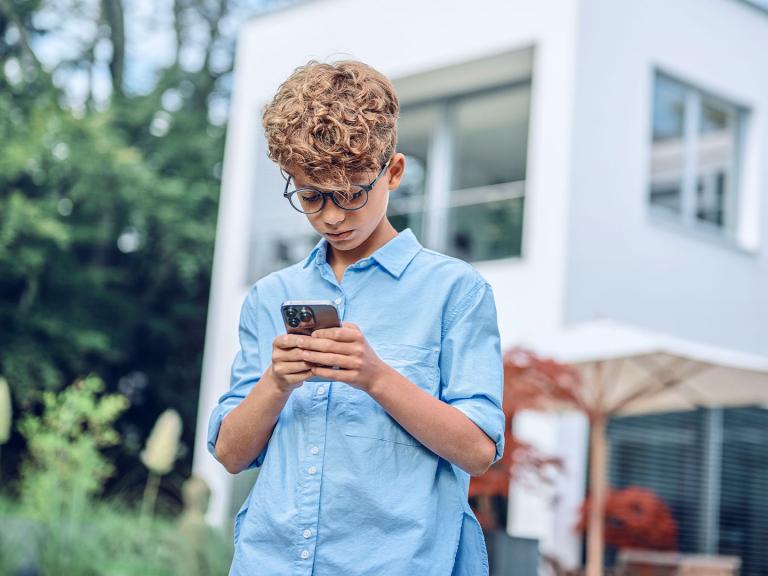 เด็กสวมแว่นสายตา Myopia Control